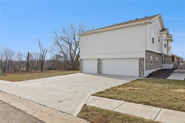 $379,900 | 2313 Burris Drive, Harrisonville, MO 64701