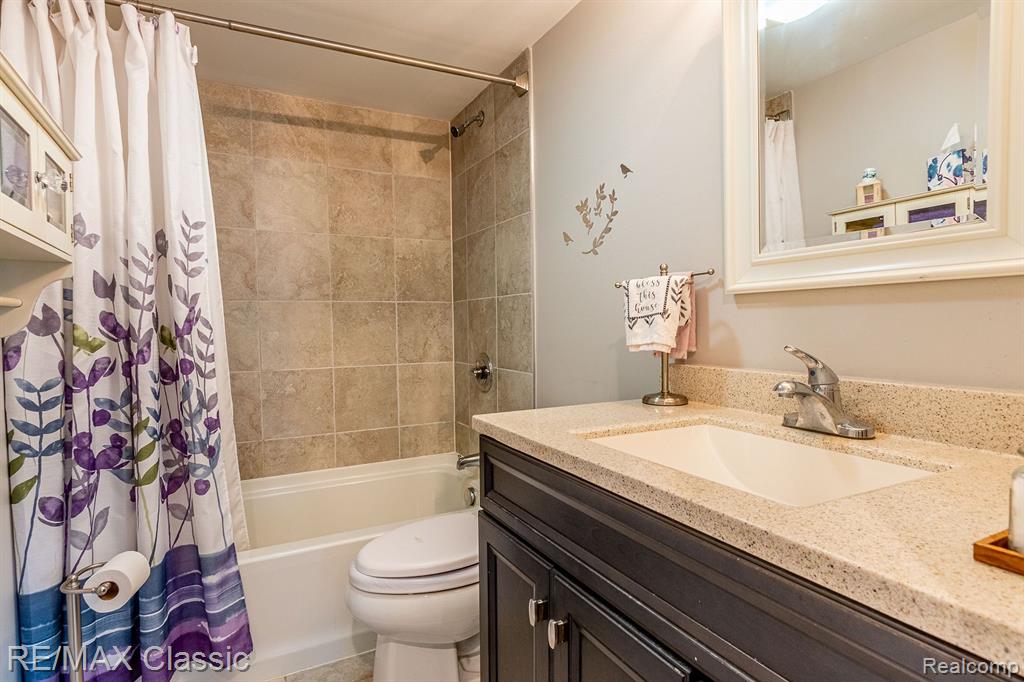 1833 Scheifle Road Walled Lake, MI 48390 - Photo 18 of 31