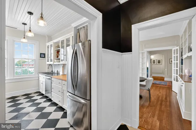 a view of a cars parked in front of a building