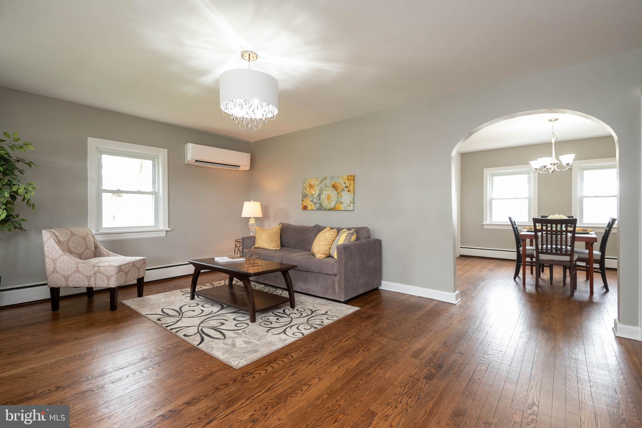 20635 Whites Ferry Road Poolesville, MD 20837 - Photo 4 of 40 Living Room