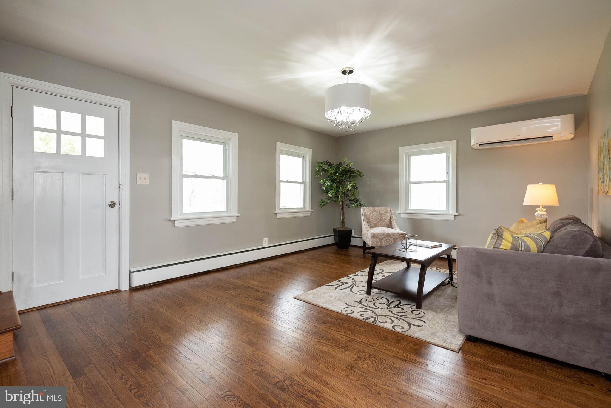 20635 Whites Ferry Road Poolesville, MD 20837 - Photo 5 of 40 Living Room