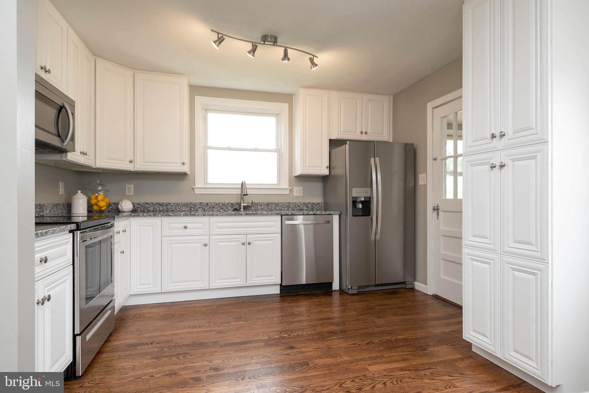 20635 Whites Ferry Road Poolesville, MD 20837 - Photo 9 of 40 KItchen