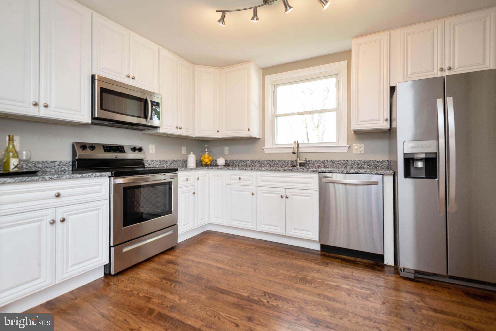 20635 Whites Ferry Road Poolesville, MD 20837 - Photo 10 of 40 KItchen