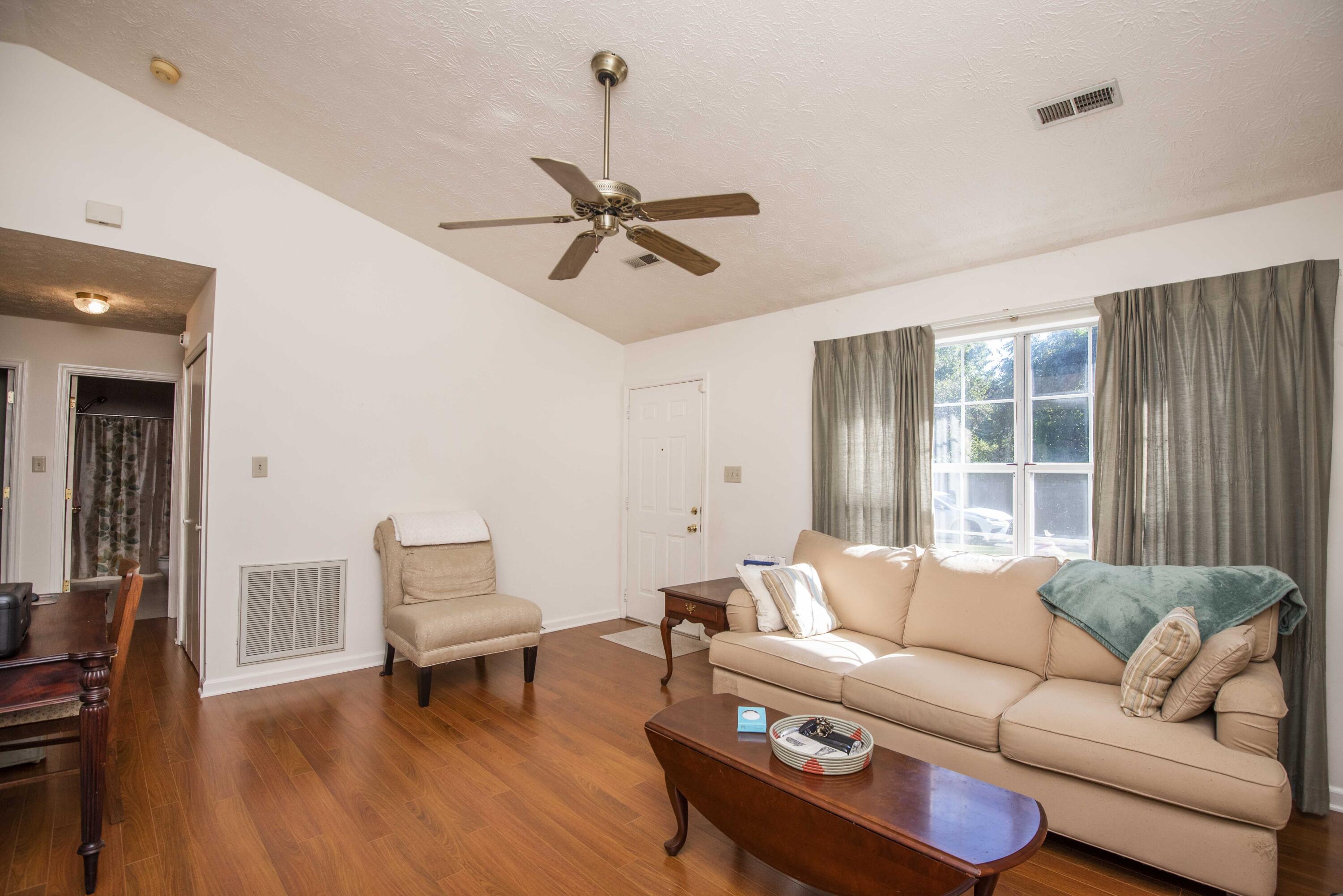 4133 Angola Road Knoxville, TN 37921 - Photo 4 of 21 LIVING ROOM
