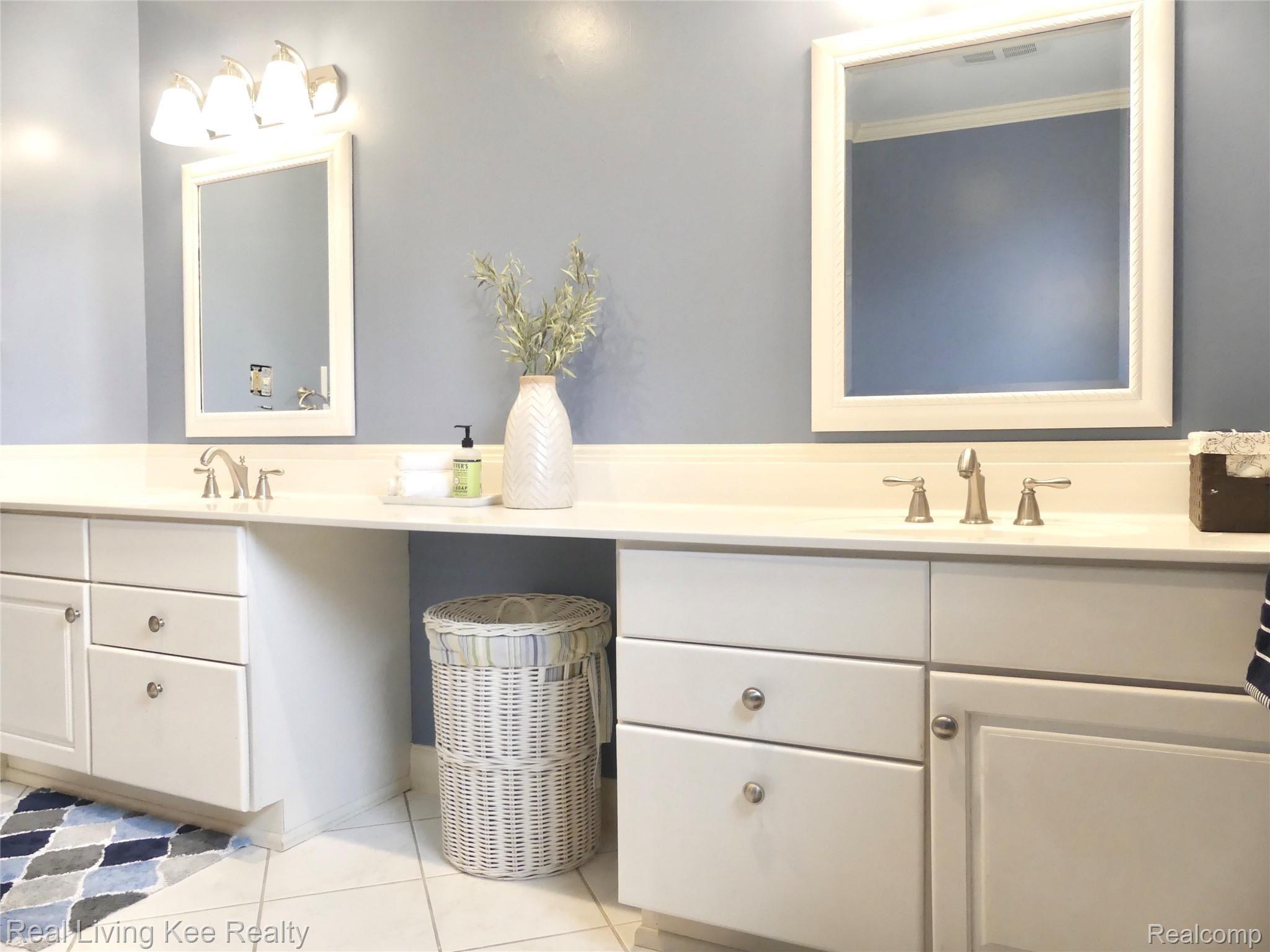 5164 Aintree Road Rochester, MI 48306 - Photo 30 of 47 Updated full bath upstairs, double sinks