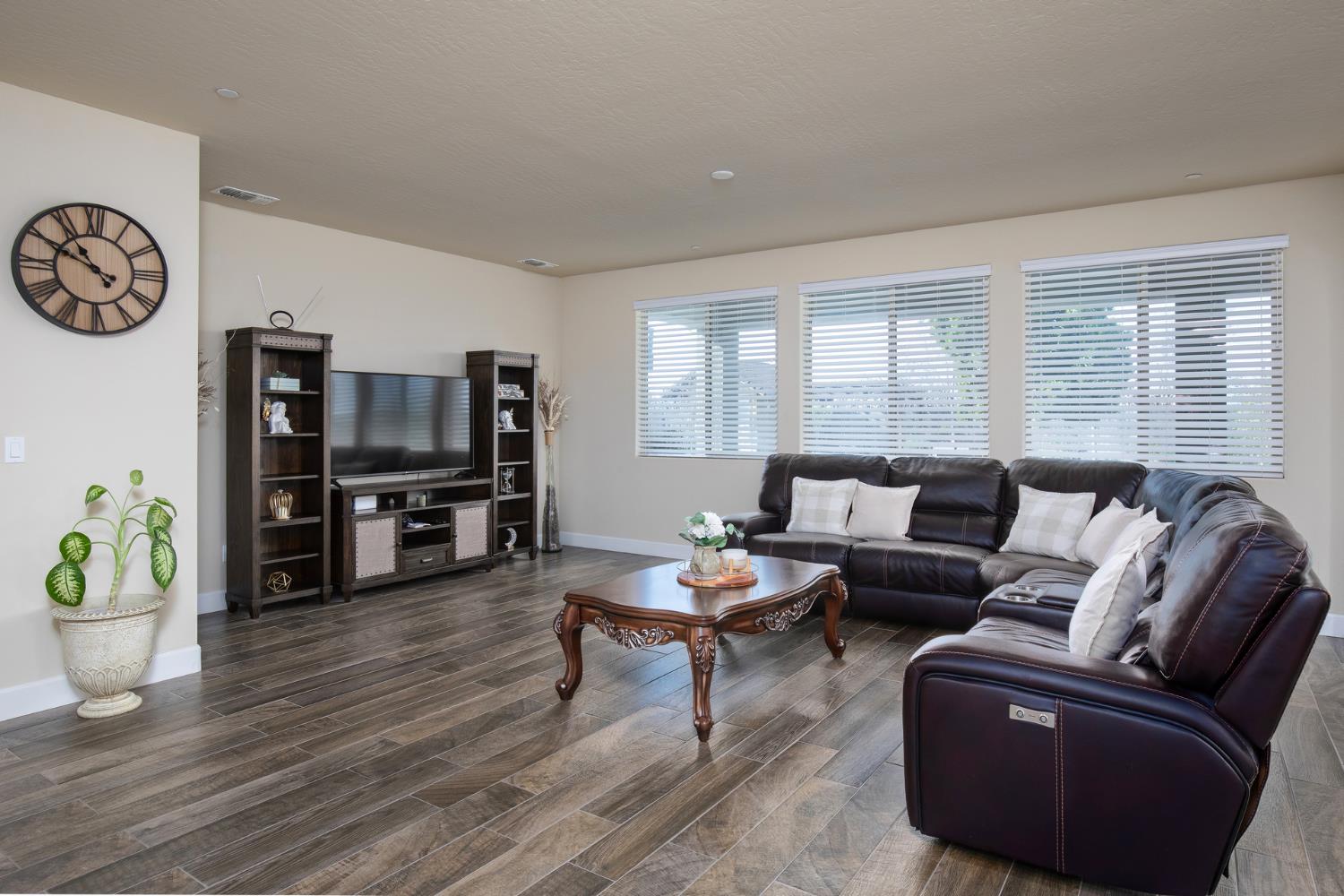 1041 Ridge Creek Estates Way Dinuba, CA 93618 - Photo 14 of 62