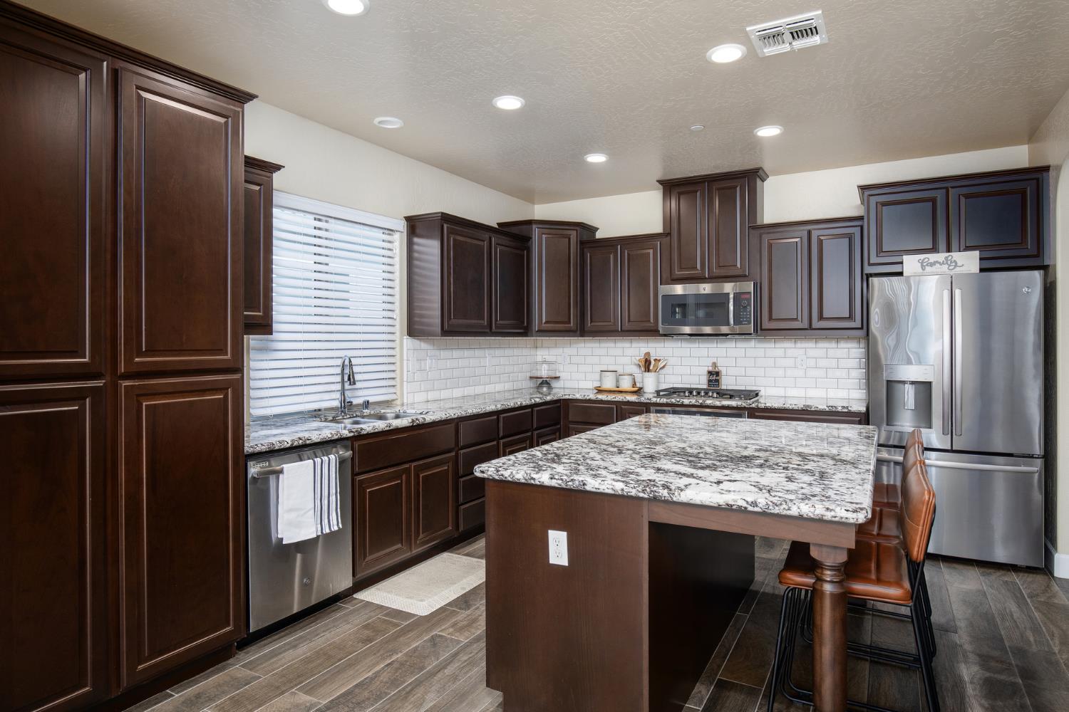 1041 Ridge Creek Estates Way Dinuba, CA 93618 - Photo 19 of 62