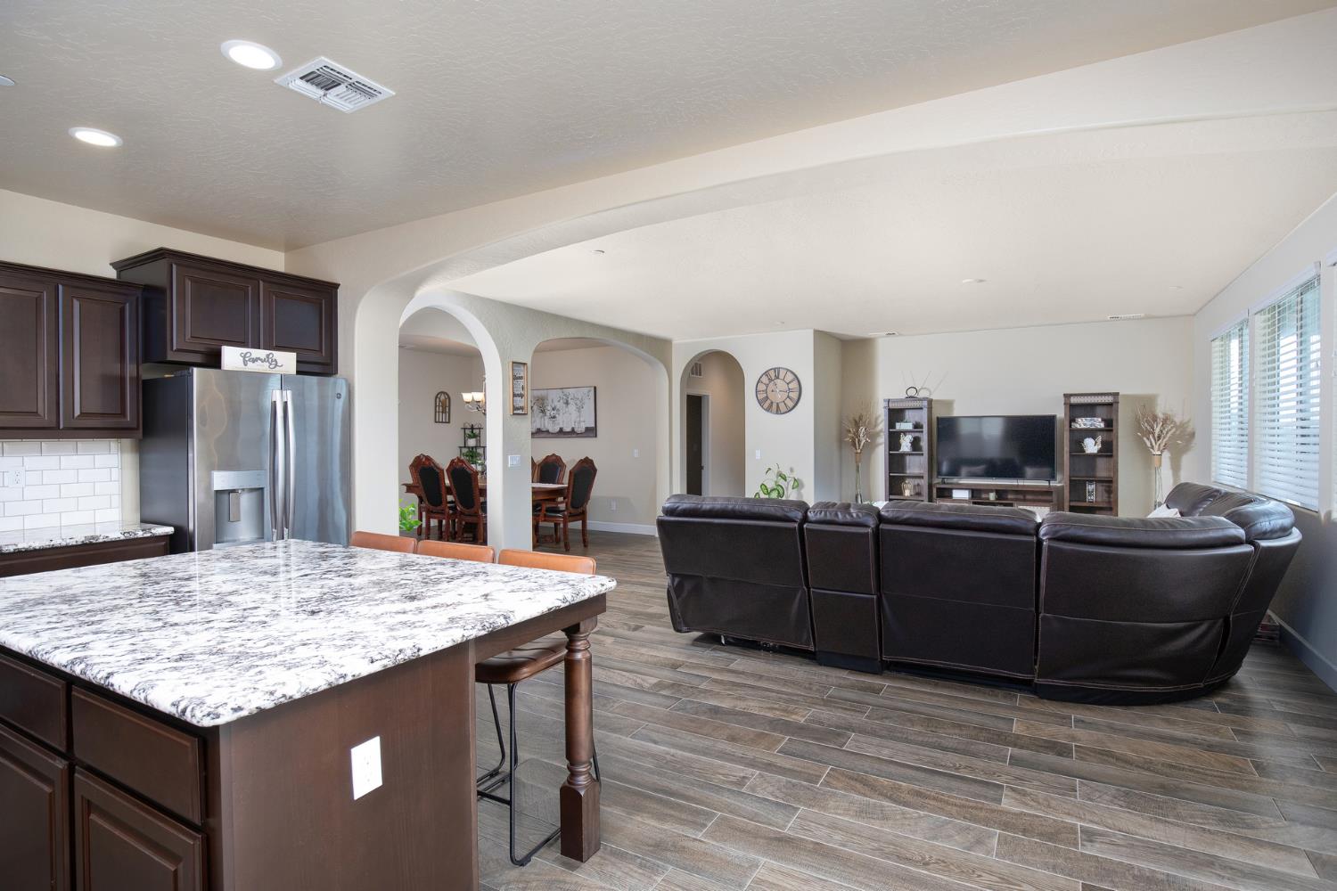 1041 Ridge Creek Estates Way Dinuba, CA 93618 - Photo 21 of 62