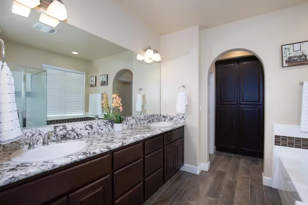 $560,000 | 1041 Ridge Creek Estates Way, Dinuba, CA 93618