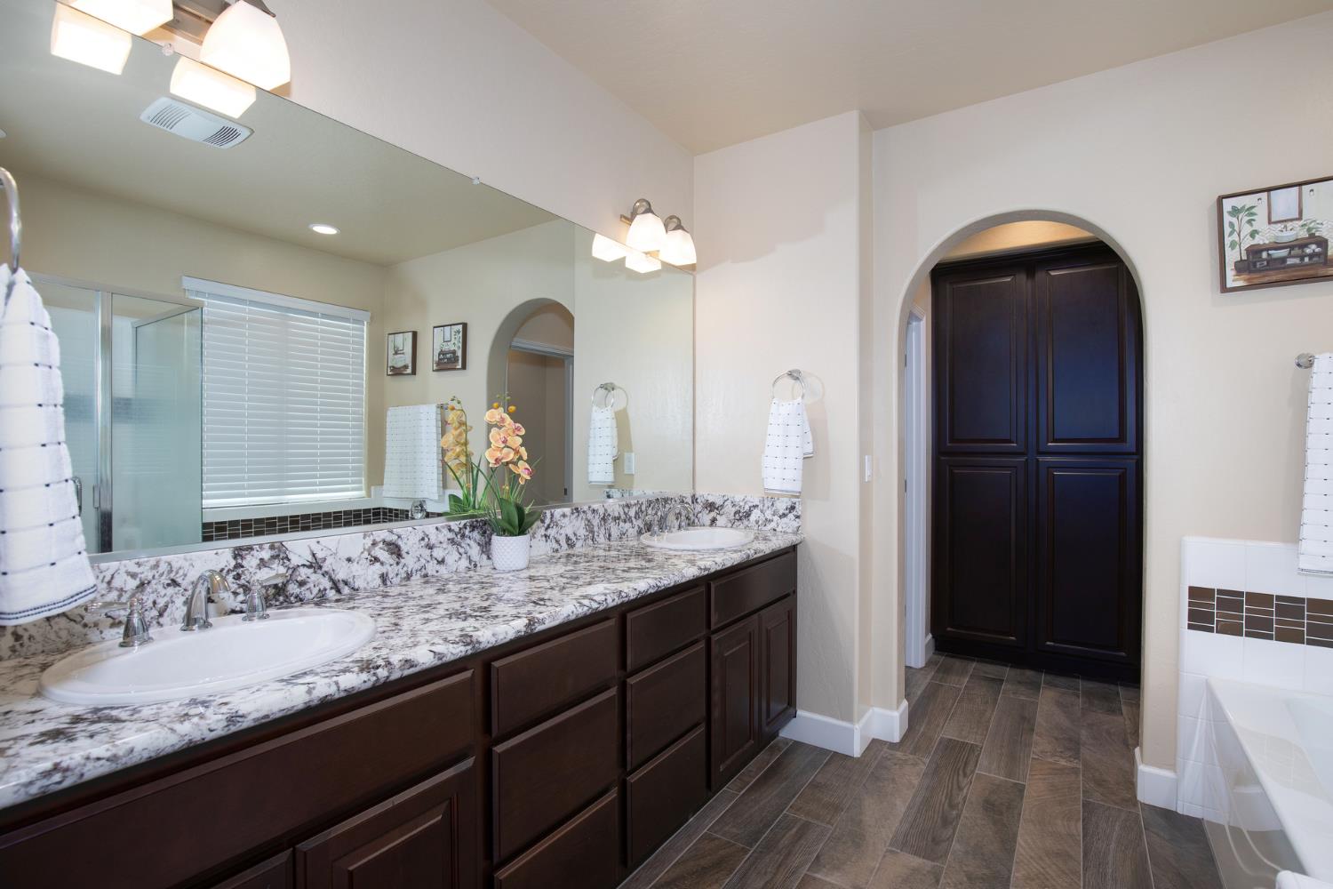 1041 Ridge Creek Estates Way Dinuba, CA 93618 - Photo 38 of 62