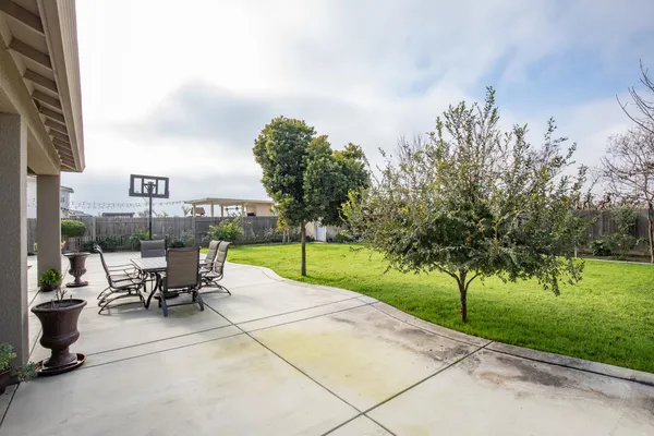 $560,000 | 1041 Ridge Creek Estates Way, Dinuba, CA 93618