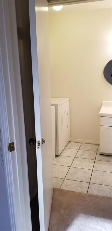 830 Threadneedle Street, Unit 228 Houston, TX 77079 - Photo 4 of 9 a bathroom with a sink and a mirror