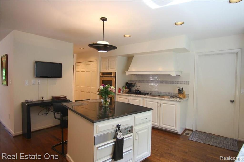 28053 Inkster Road Farmington Hills, MI 48334 - Photo 8 of 46
