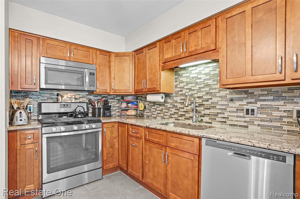 751 Eastbridge Court Rochester Hills, MI 48307 - Photo 14 of 48
