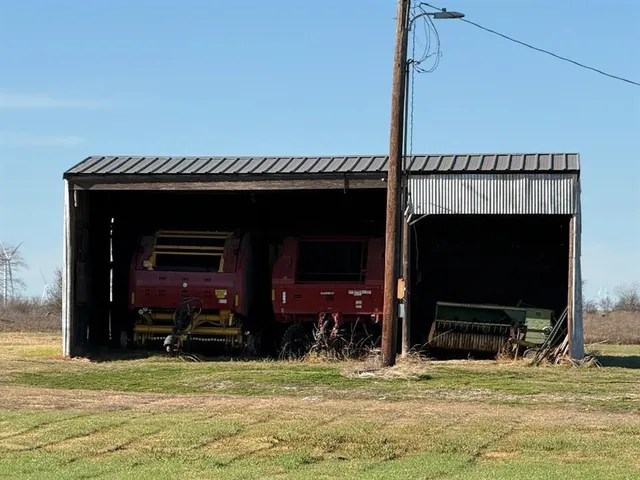 a view of a house with yard and porch