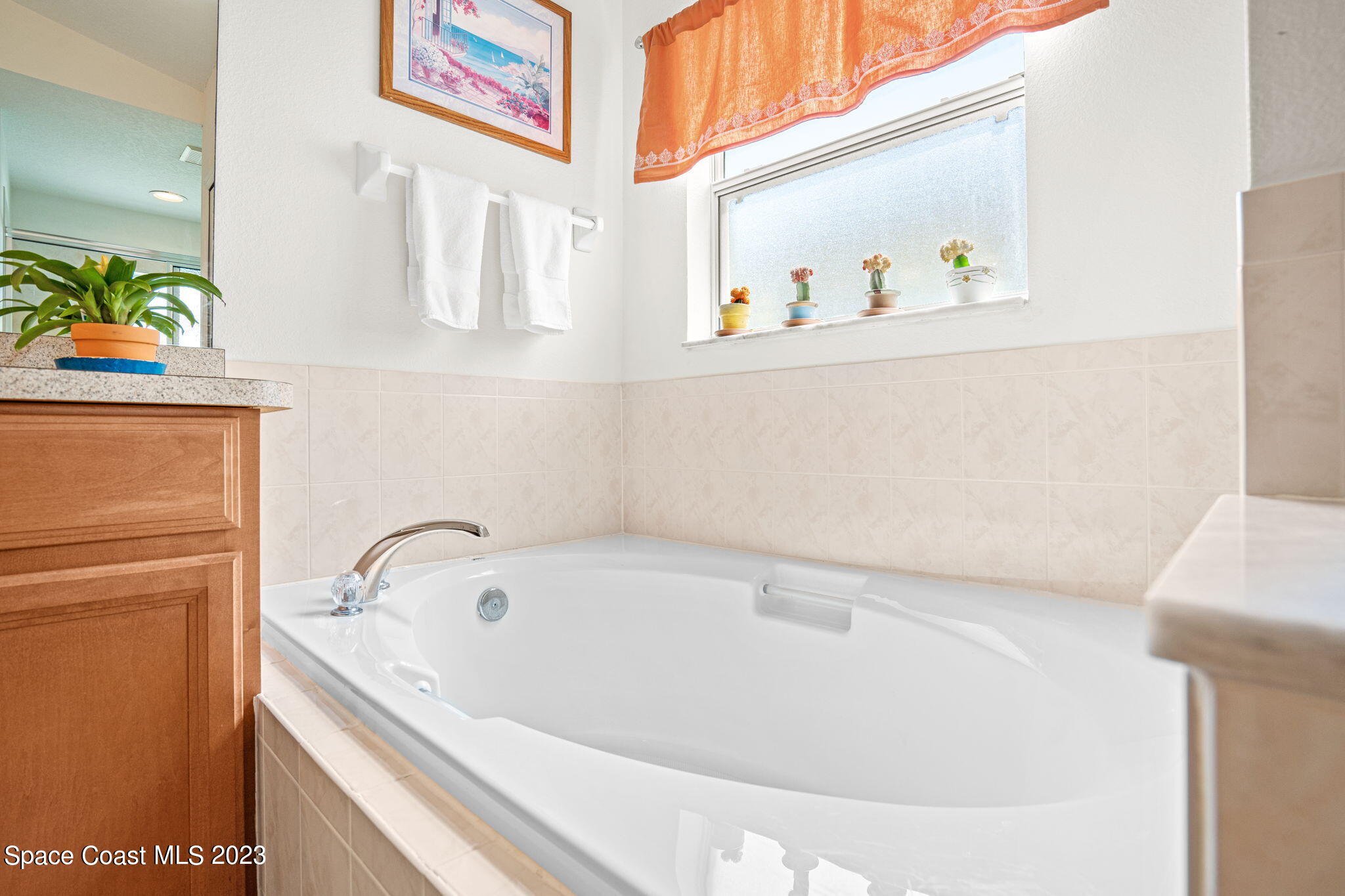 2463 Glasbern Circle Melbourne, FL 32904 - Photo 21 of 57 a bathroom with a bathtub