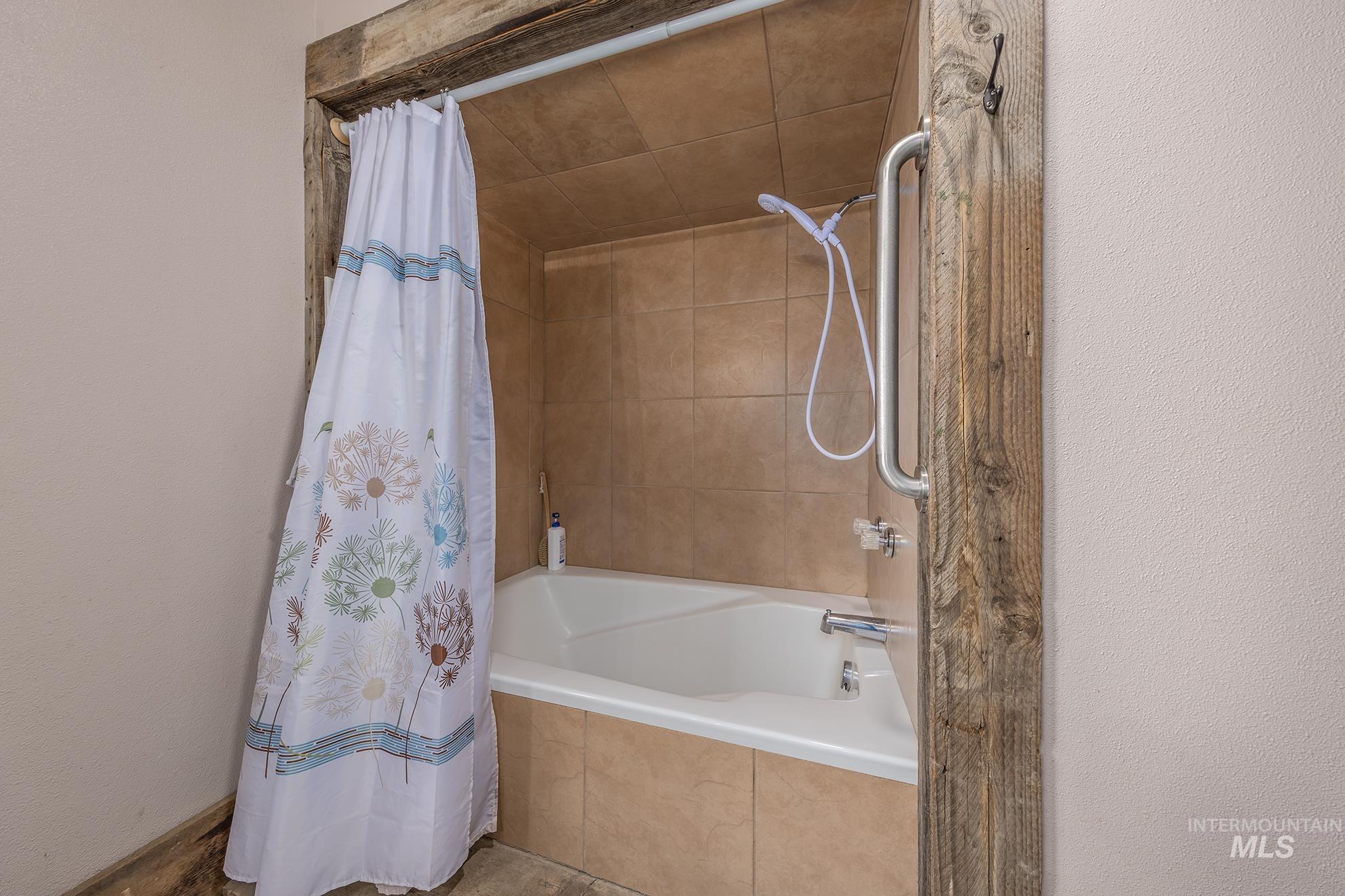 724 Mundy Gulch Road Indian Valley, ID 83632 - Photo 17 of 43 Bathroom with tiled shower / bath