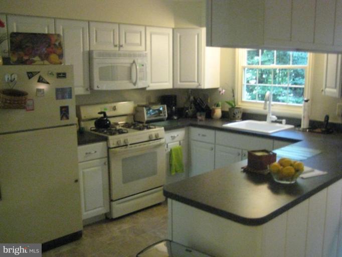 11618 Foxclove Road Reston, VA 20191 - Photo 5 of 14 New kitchen cabinets, countertops, and floor.