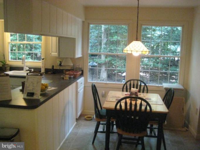 11618 Foxclove Road Reston, VA 20191 - Photo 6 of 14 Separate breakfast area for the family on the go.