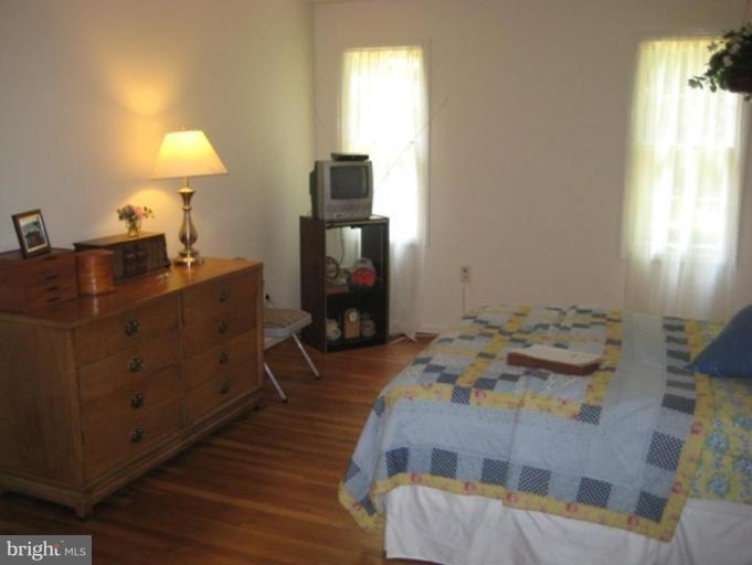 11618 Foxclove Road Reston, VA 20191 - Photo 9 of 14 Master bedroom has southern exposure too!