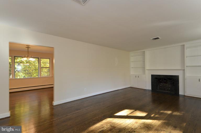 3007 Sayre Road Fairfax, VA 22031 - Photo 2 of 30 Living Room