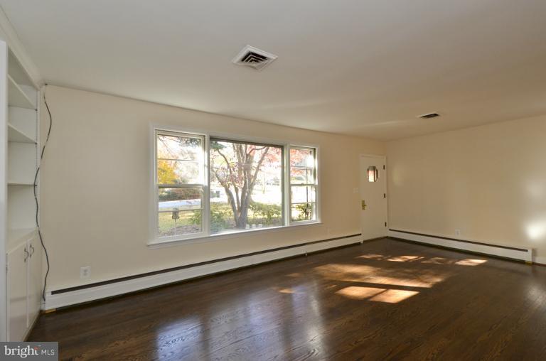 3007 Sayre Road Fairfax, VA 22031 - Photo 11 of 30 Living Room