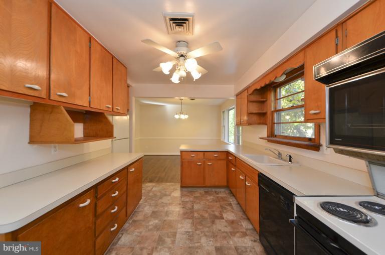 3007 Sayre Road Fairfax, VA 22031 - Photo 12 of 30 Kitchen