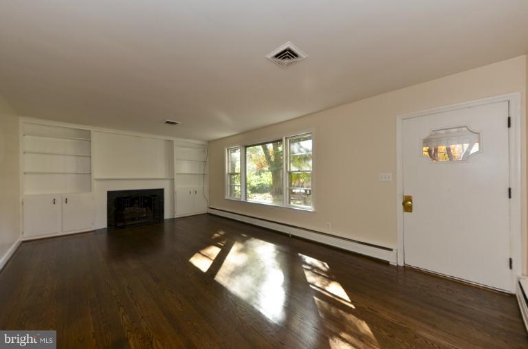 3007 Sayre Road Fairfax, VA 22031 - Photo 25 of 30 Living Room