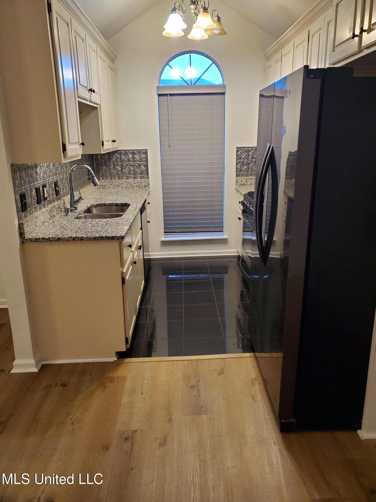 1017 Craig Circle Ridgeland, MS 39157 - Photo 4 of 17 20250927_180642