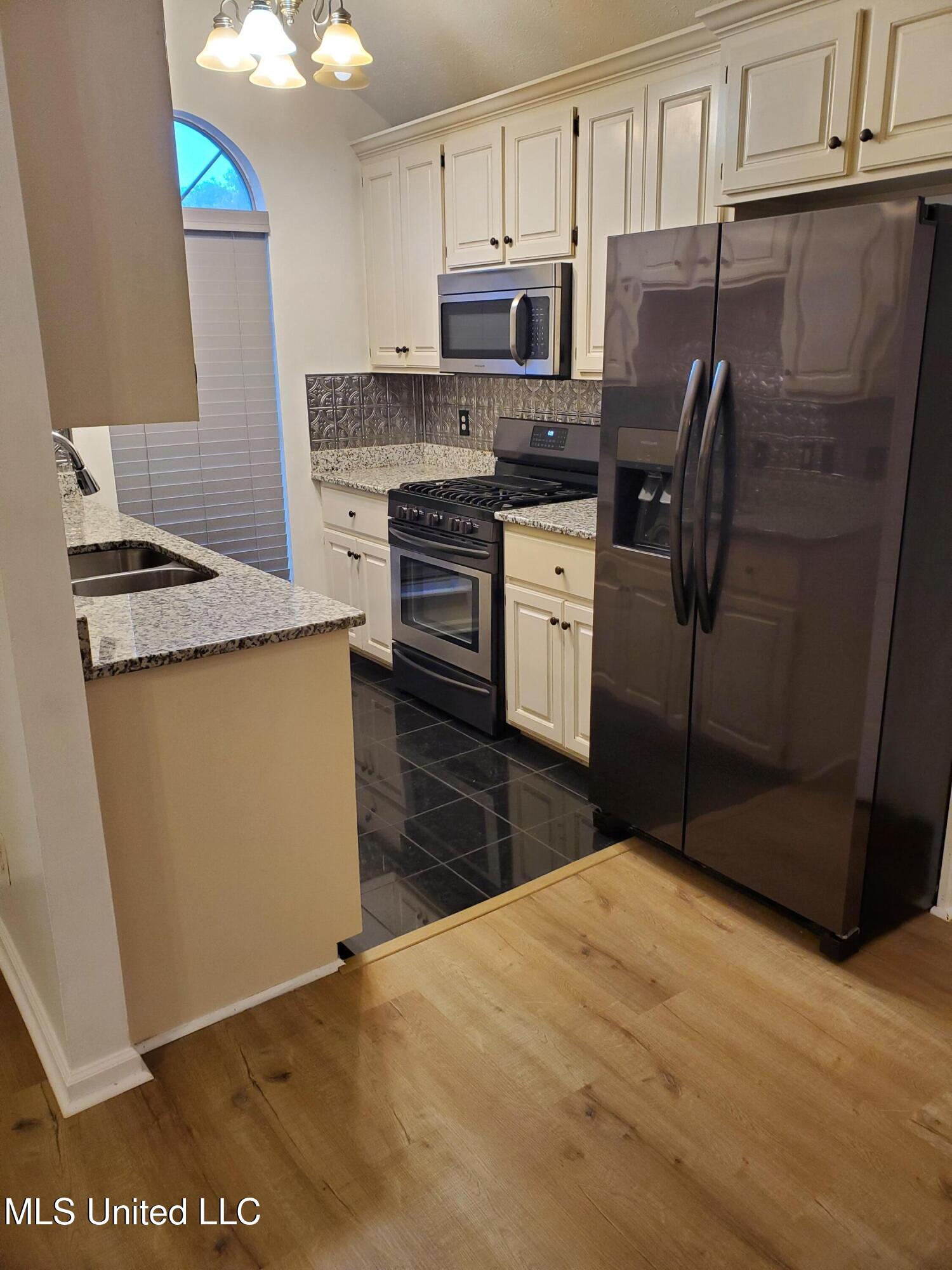 1017 Craig Circle Ridgeland, MS 39157 - Photo 5 of 17 20250927_180633