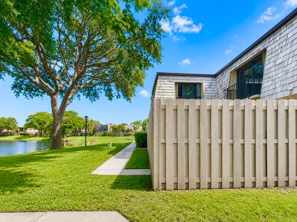 $2,300 | 331 Lake Arbor Drive, Palm Springs, FL 33461