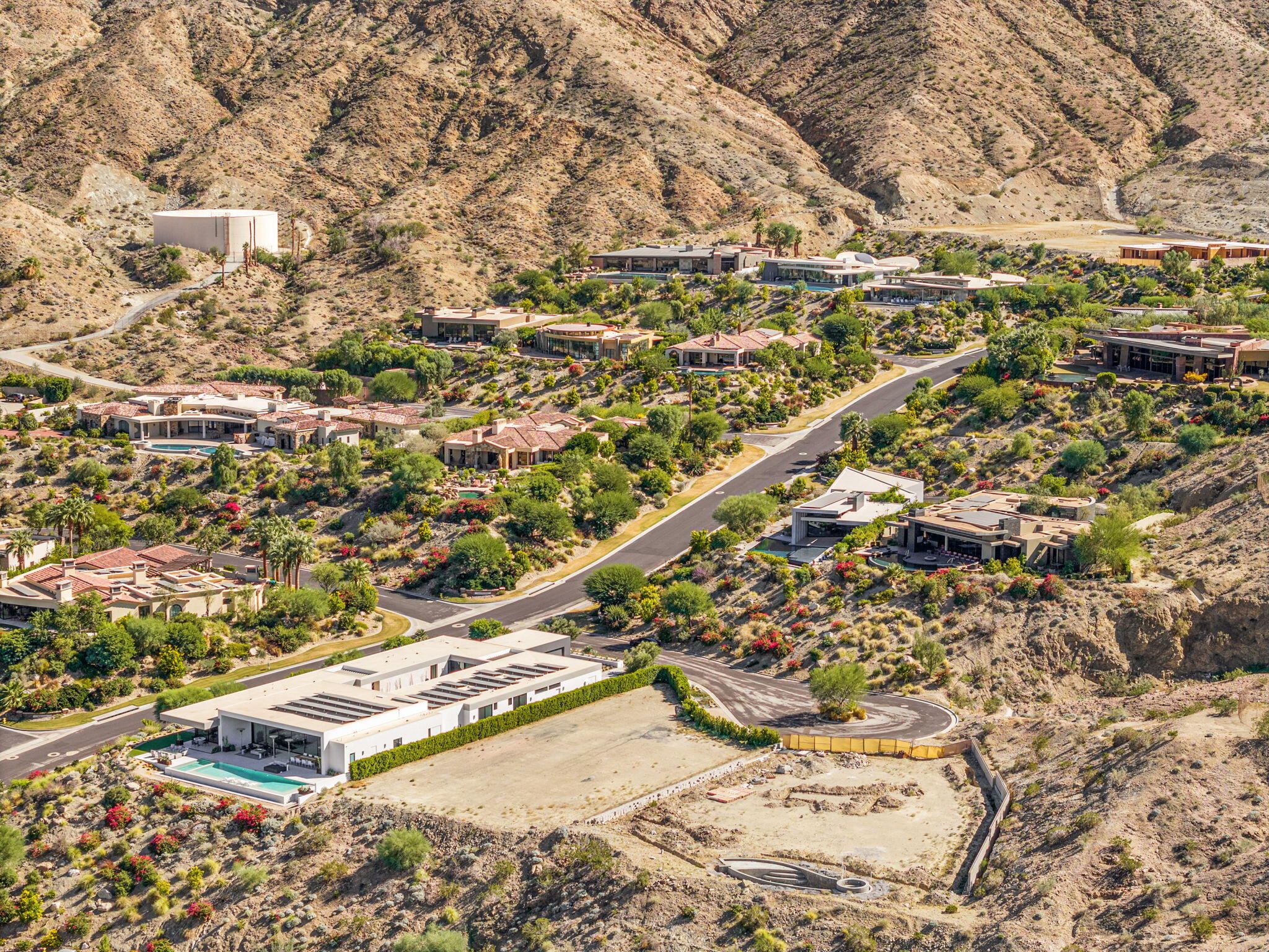 33 Granite Ridge Road Rancho Mirage, CA 92270 - Photo 21 of 29 view of a large building