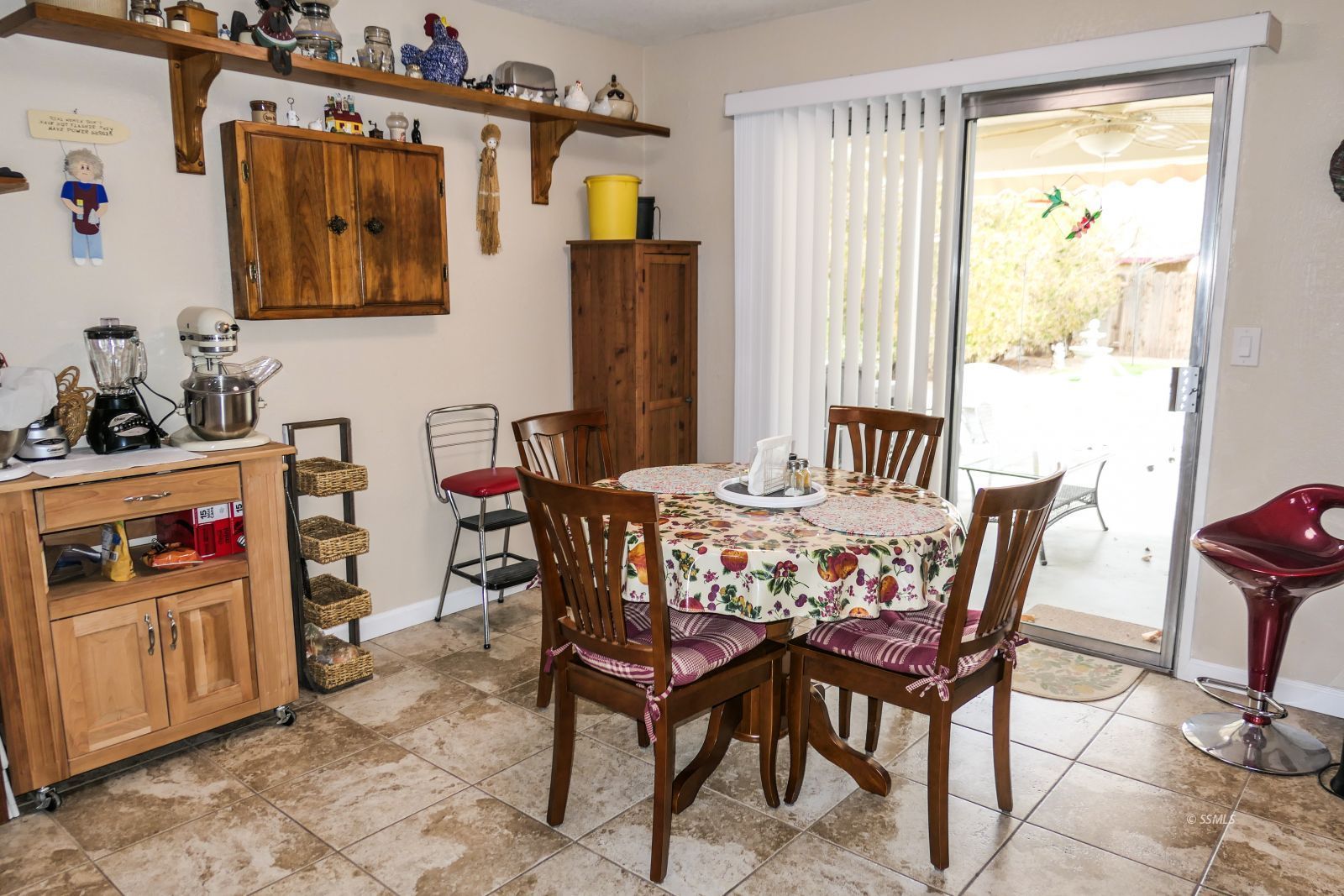 308 South Lilac Street Ridgecrest, CA 93555 - Photo 18 of 50 a dining room with furniture and window