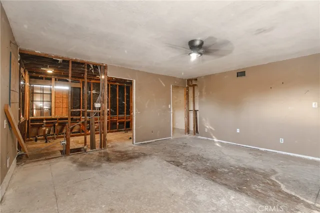 a view of a livingroom with furniture and a ceiling fan