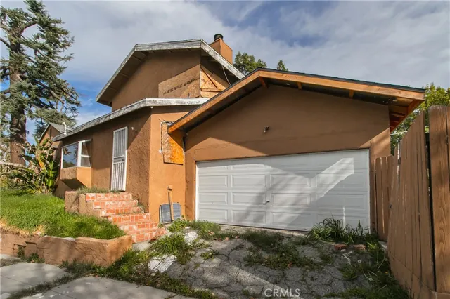 a view of a house with a yard