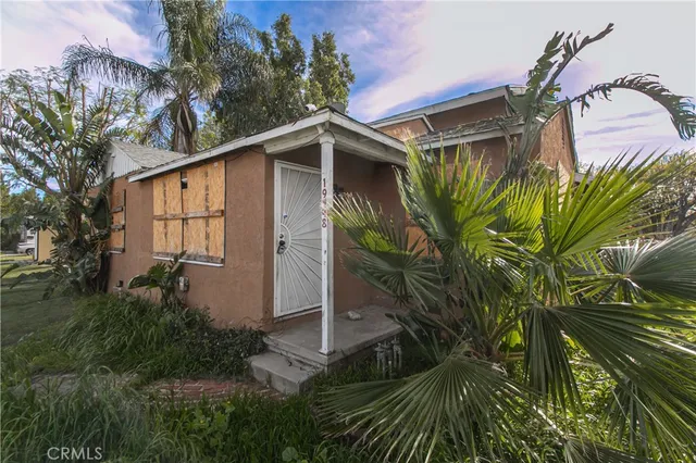 a view of a house with a small yard