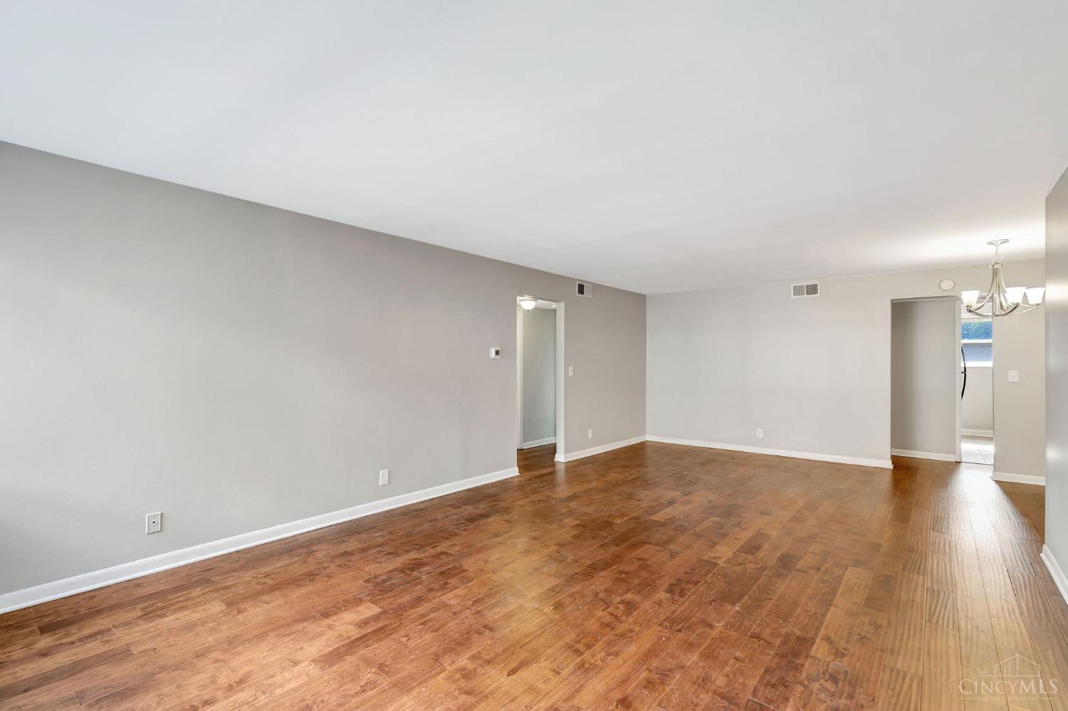 2270 Madison Road, Unit 3C Cincinnati, OH 45208 - Photo 4 of 32 Living / Dining Room Space