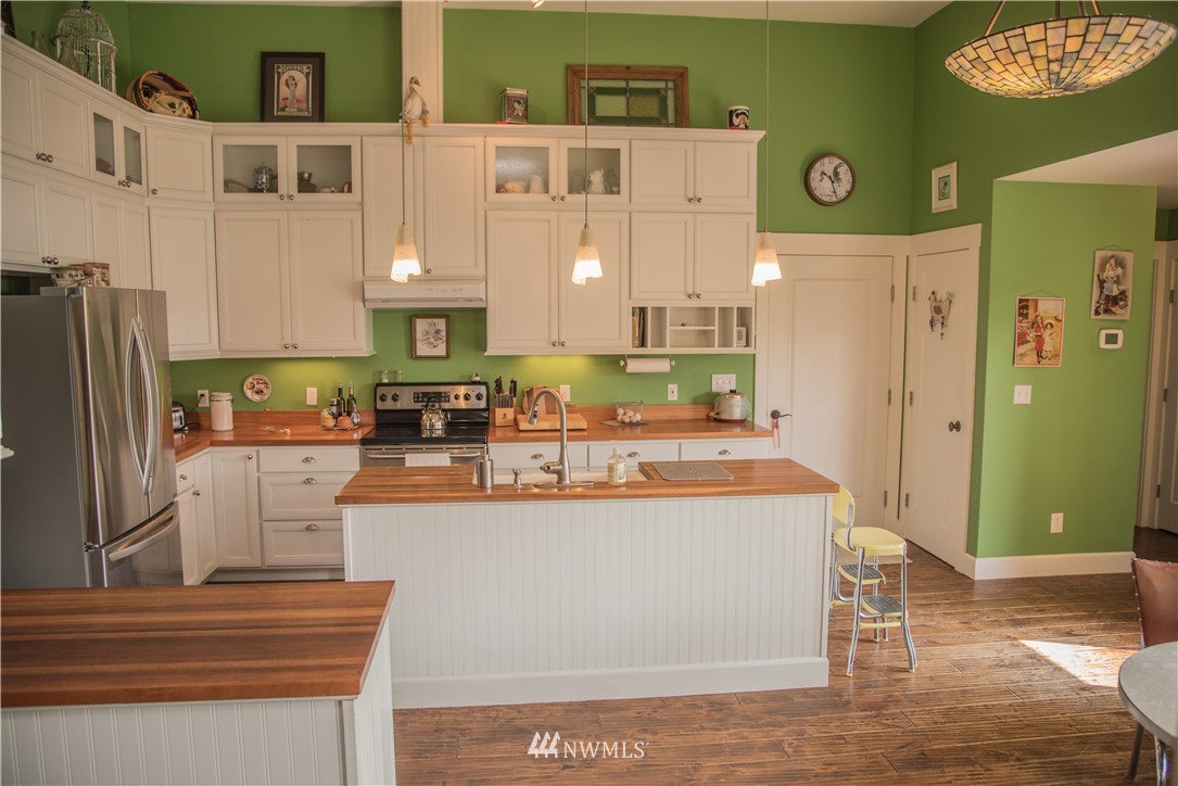 415 Bowers Road Yakima, WA 98908 - Photo 2 of 25 a kitchen with stainless steel appliances granite countertop a refrigerator and a stove