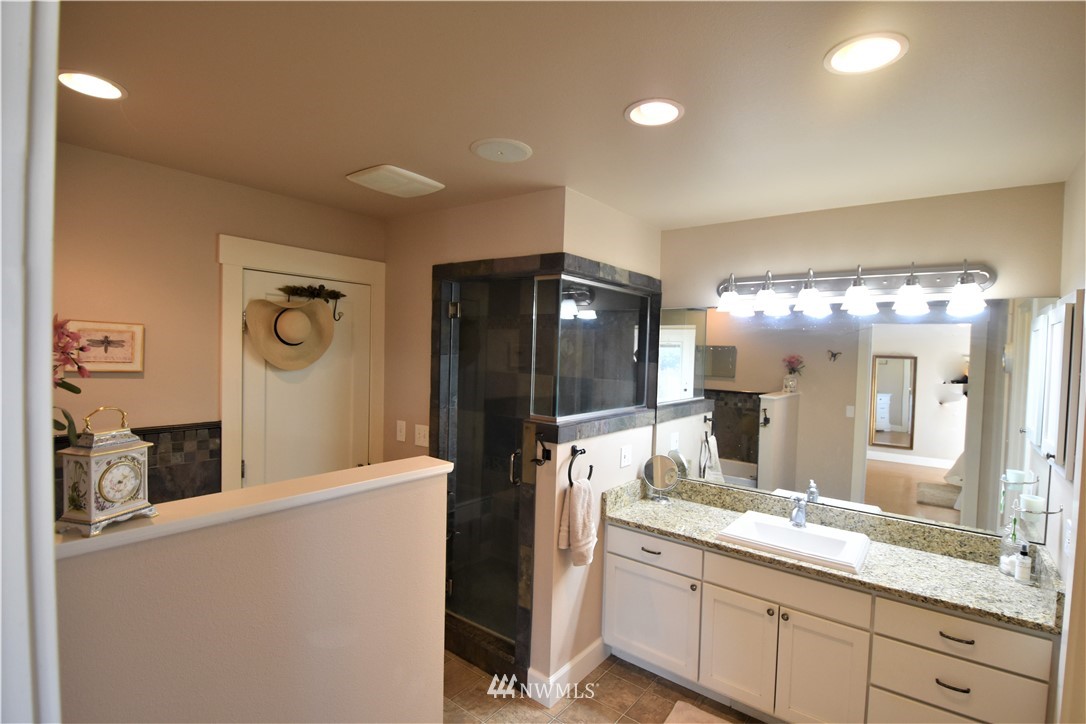 415 Bowers Road Yakima, WA 98908 - Photo 12 of 25 a bathroom with a double vanity sink and a mirror