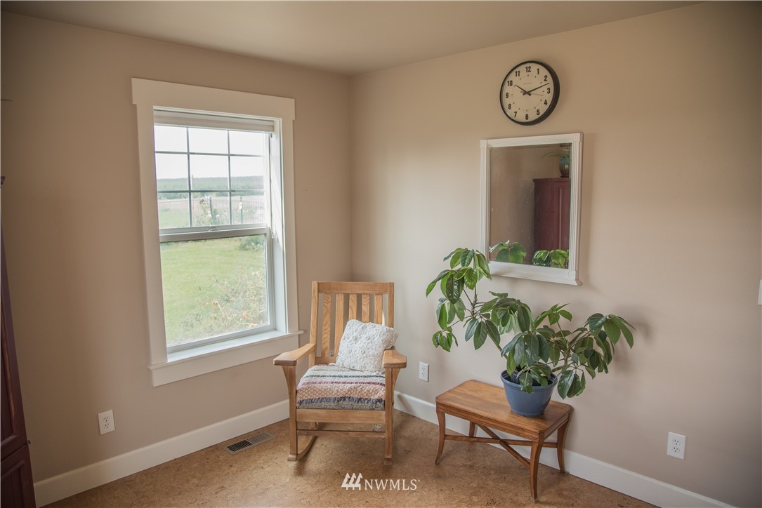 415 Bowers Road Yakima, WA 98908 - Photo 14 of 25 a living room with furniture a window and a potted plant