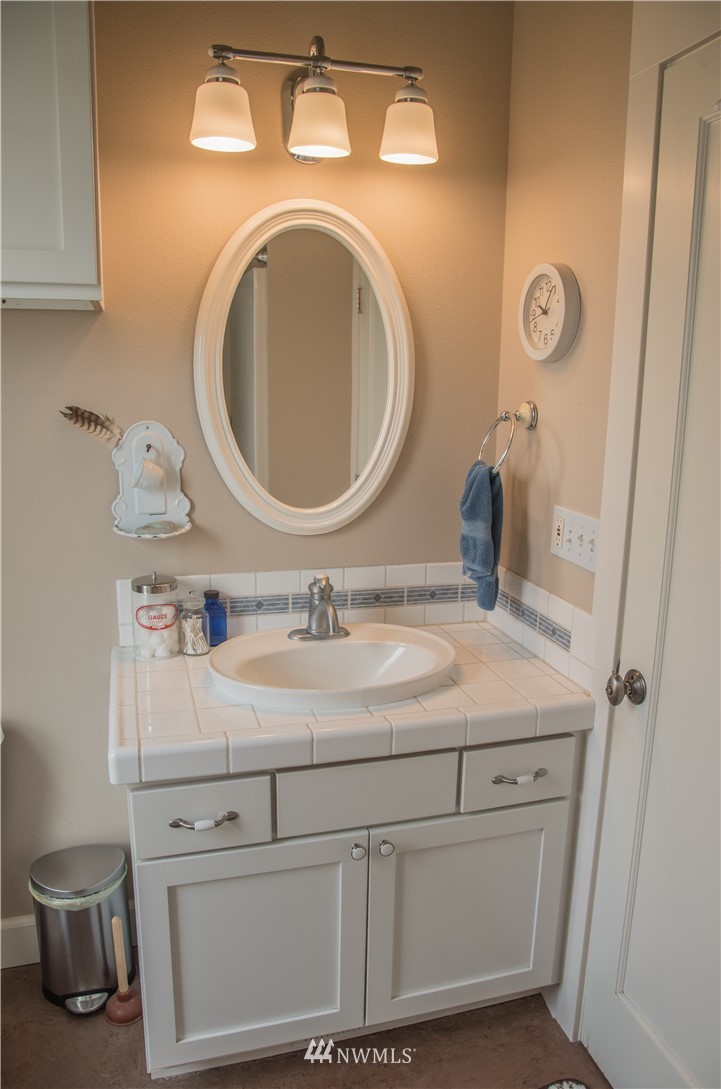 415 Bowers Road Yakima, WA 98908 - Photo 16 of 25 a bathroom with a sink and a vanity