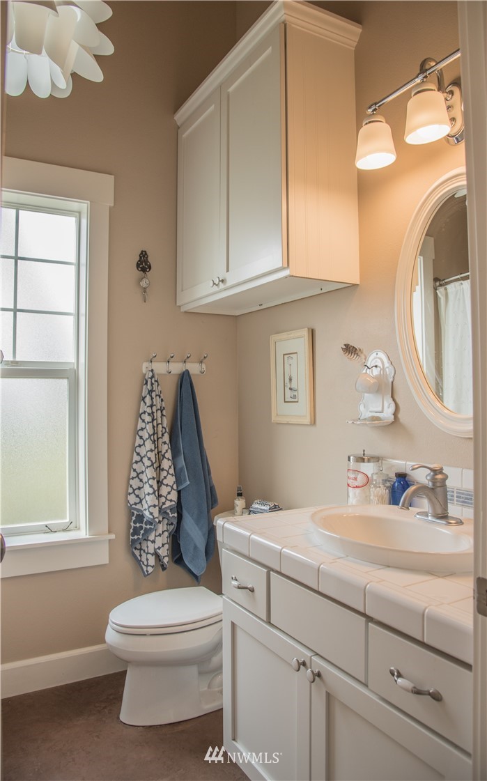 415 Bowers Road Yakima, WA 98908 - Photo 17 of 25 a bathroom with a toilet a sink and a mirror