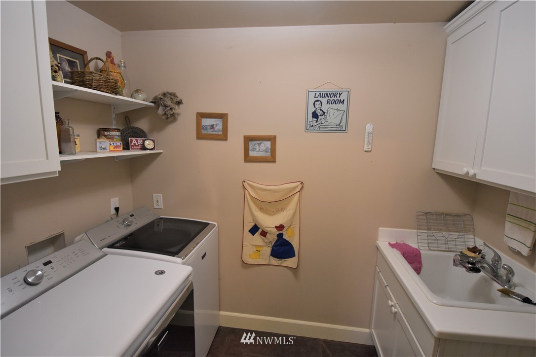 415 Bowers Road Yakima, WA 98908 - Photo 18 of 25 a bathroom with a sink and a washing machine