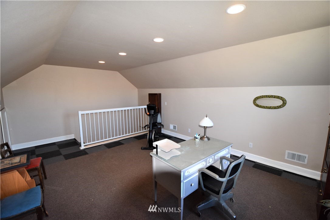 415 Bowers Road Yakima, WA 98908 - Photo 19 of 25 a workspace with furniture and window