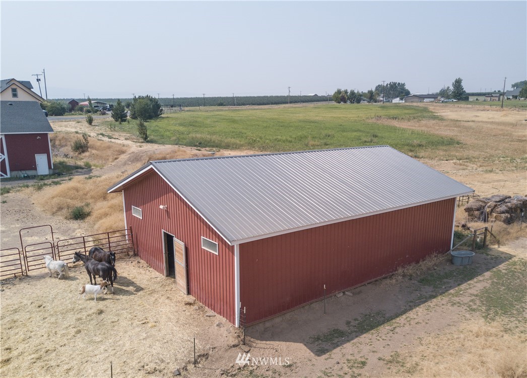 415 Bowers Road Yakima, WA 98908 - Photo 20 of 25 a view of a backyard with a lake view
