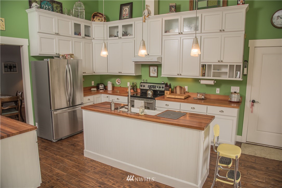415 Bowers Road Yakima, WA 98908 - Photo 3 of 25 a kitchen with stainless steel appliances granite countertop a sink and a refrigerator