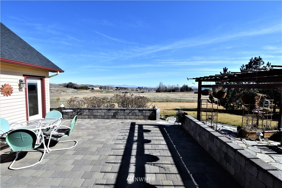 415 Bowers Road Yakima, WA 98908 - Photo 23 of 25 a terrace with outdoor seating and city view
