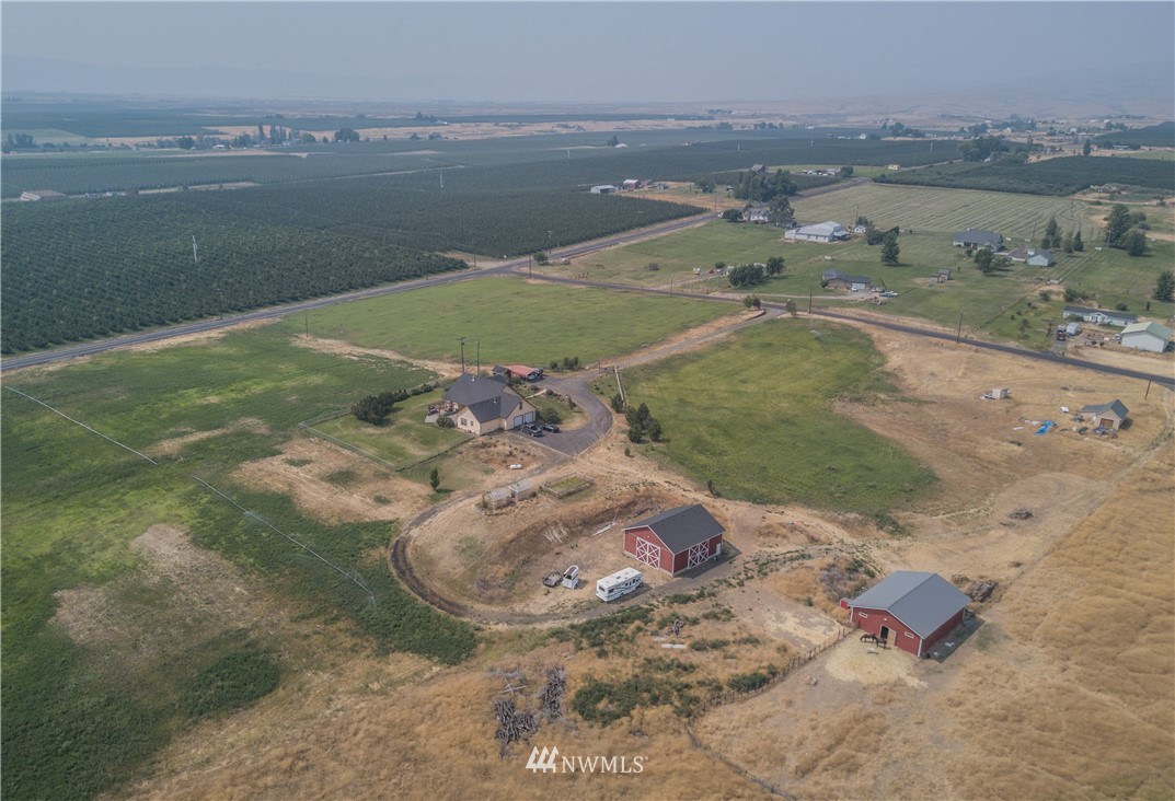 415 Bowers Road Yakima, WA 98908 - Photo 24 of 25 a view of a lake with a mountain