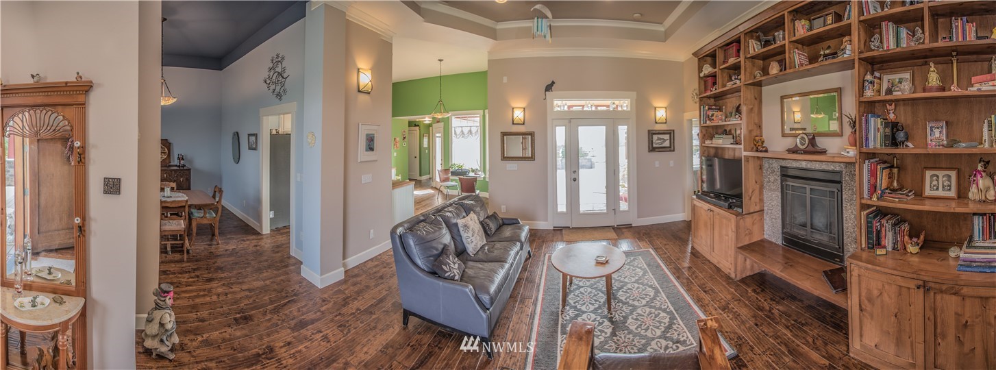415 Bowers Road Yakima, WA 98908 - Photo 6 of 25 a view of a livingroom with furniture and book shelf