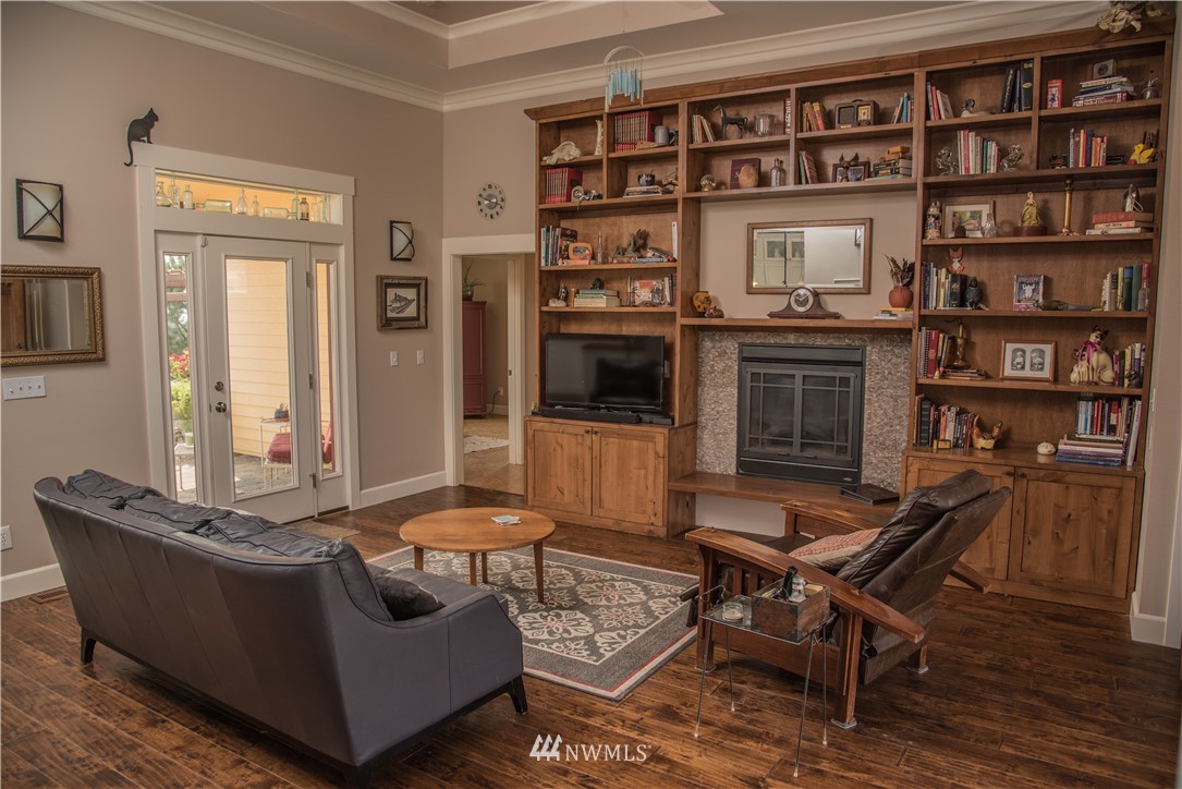 415 Bowers Road Yakima, WA 98908 - Photo 7 of 25 a living room with furniture and a flat screen tv